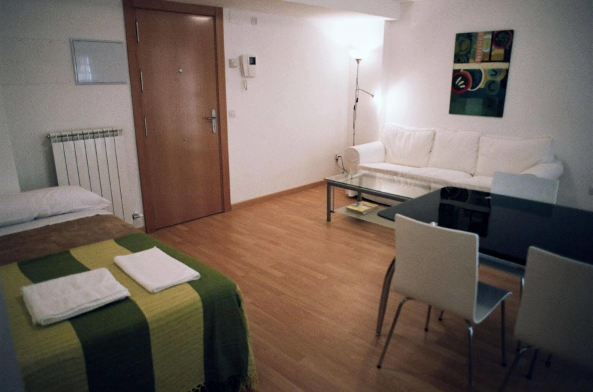 Apartamentos Auhabitat Zaragoza, edificio de apartamentos turísticos con facilidad de parking Saragoça Exterior foto